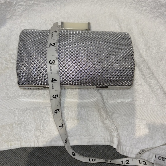JESSICA McCLINTOCK SILVER BEADED MESH CLUTCH WITH DROP IN CROSSBODY CHAIN - Picture 6 of 7